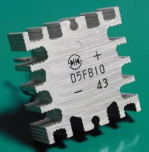 新電元 D5FB10 放熱板付ブリッジダイオード (100V/5A) [管理:SA881]