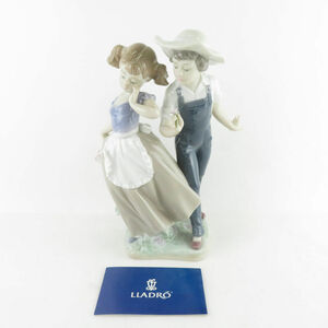 美品 LLADRO リヤドロ 5292「恋の花が咲く」 フィギュリン 置物 陶器人形 男の子 女の子 花 SY9367Q