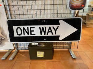 ロードサイン ONE WAY C 即決 一方通行 道路標識 本物 ノース アメリカ雑貨 輸入雑貨 カリフォルニア メタルサイン E160 ロサンゼルス