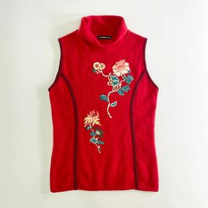 Tj15 VIVIENNE TAM ヴィヴィアンタム タートルネックニット ノースリーブトップス 花柄刺繍 レッド系 0 Sサイズ相当 レディース 女性服