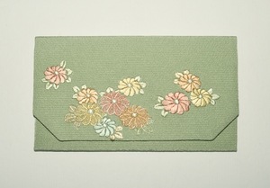 [佳]593)正絹数珠入れ 薄グリーン系に刺繍の菊の花 念珠袋 ユーロ札入れ 念珠ケース ハンドメイド 着物リメイク