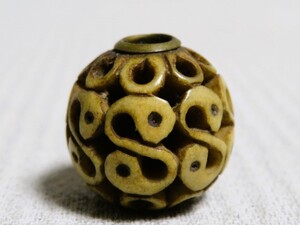 提げ物　緒締め玉 骨彫刻 透かし彫り 根付 時代提物