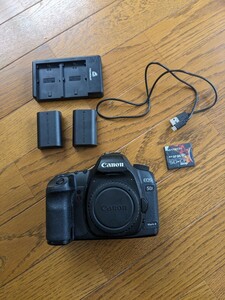 Canon 5D mark2 バッテリー2個と充電器　CF変換カード付