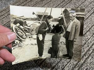 296 希少 入手困難 お宝 当時物 東宝映画 下町 三船敏郎 山田五十鈴 写真 スナップ写真 スチール写真 モノクロ 白黒 コレクター