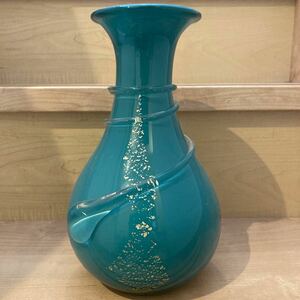 大きい花瓶　ガラス製　緑色