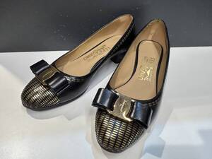 814☆美品☆Salvatore Ferragamo サルヴァトーレ フェラガモ ヴァラ リボン パンプス ブラック×ゴールド【5】