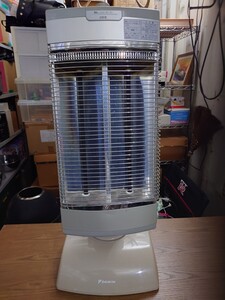 【 DAIKIN ダイキン】 遠赤外線暖房機 2015年製　型式ERFT11SSE3 中古　検 セラムヒート 電気ストーブ 遠赤外線ストーブ 