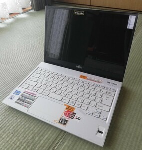 中古ジャンク扱いで　富士通 LIFEBOOK　SH54/K　とても残念なキレイな動作品ですがバッテリー、HDD、ACアダプター欠品