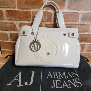 ARMANI JEANS トートバッグ 白 エナメル　AJ　チャム付き　 ハンドバッグ