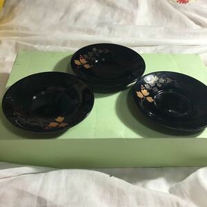 茶托 3枚　500円以上10％商品オマケ　直径12.5高2cm 最後5枚の内の２枚売却済　黒に金色植物柄　プラ製　ゆうパケmini ※説明文参照（85)