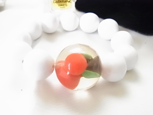 大玉　　白のストーン玉とガラス調のビーズストーン玉の中に水中花のようなデザインのインパクト感のある伸縮性ブレスレット▼