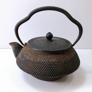 303【中古】南部鉄器 急須 茶道具 鉄瓶 南部鉄瓶 あられ模様 ヴィンテージ 茶器 アンティーク レトロ 鉄器 現状品