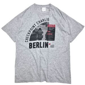 5千スタ【90s CHECKPOINT CHARLIE BERLIN プリント Tシャツ L】SCREEN STARS フォト 大戦 ビンテージ 古着　USA製 ベルリン スーベニア