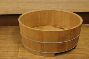 特大 寿司桶 木桶 直径59cm 飯切 寿司飯台 木製 鉄タガ ちらし寿司 調理器具 古道具 AP0401*