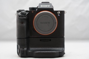 ☆バッテリーチャージャー欠品☆ ソニー α 7 S Ⅱ ボディ　SONY α 7 S Ⅱ Body ILCE-7SM2　VG-C2EM　グリップ付き　大人気のミラーレス機