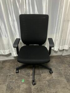 D) ITOKI イトーキ Epios エピオスチェア KE-450GB-T1T1T1 メッシュバックタイプ アジャスタブル肘 オフィスチェア ブラック 黒 椅子 事務