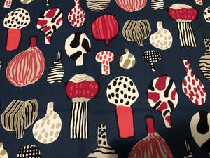 クリックポスト送込♪マリメッコ♪marimekko♪終了限定色　紺色地　きのこ　Kuukuna　布　生地　ハンドメイドに B