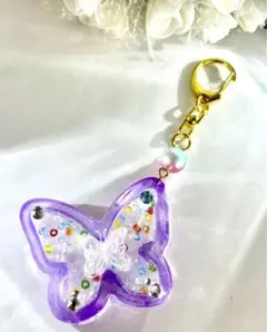 蝶々キーホルダー　キーホルダー　パープル　レジンハンドメイド　蝶々