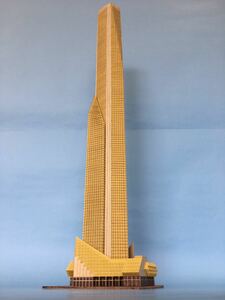 グラス・タワー(映画「The Towering Inferno」)のペーパーモデル（1/1000、金、半透明窓(黄)。）