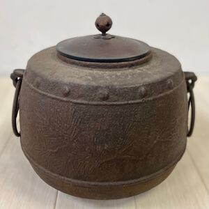 茶道具 鉄釜 茶釜 銅摘み 3.2kg 松文 