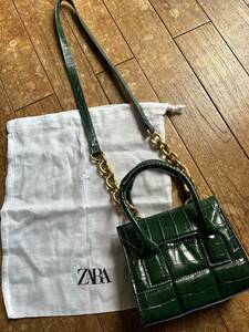 未使用品　ZARA アニマルプリントミニクロスボディバッグ ポシェット　チェーン付き　グリーン　高級感あり　クロコダイル調