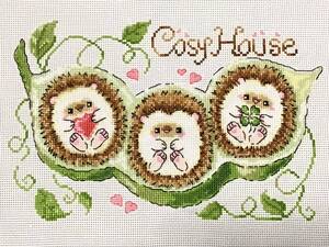 ハンドメイドクロスステッチ『Cosy House 〔居心地の良い場所〕ハリネズミ、動物』完成品