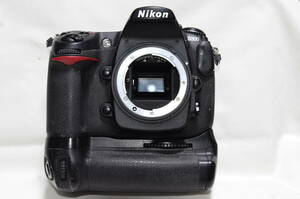 ☆NIKON DX / Nikon D300＋MB-D10液晶保護ガラス貼り付け済：新品級カウント4600回台