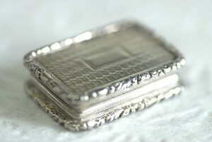 １８２７　純銀製、金彩の美しいビネグレッタ（ｂ５２）【郵パック発送　送料無料】