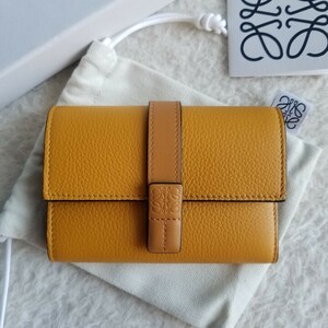 新品 LOEWE ロエベ バーティカル ウォレット スモール 3つ折り財布 サンフラワー/ハニー C660S86X01 0051 7963 国内完売