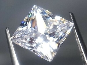 4.94ct 8x8㎜ VVSランク級で極上のカット品質・プリンセスカット キュービックジルコニア　カット面が多く最高品質の輝きの特級品です