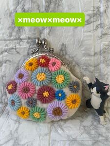 ×meow×meow×ハンドメイド　手刺繍　花刺繍　がま口ポーチ