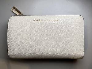 B)MARC JACOBS 財布 レディース オフホワイト ベージュ ゴールド 使いやすい 大きさ K19