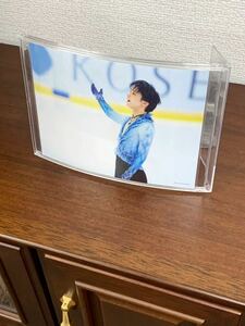 羽生結弦 卓上カレンダーからの切り抜き 「羽生結弦 2L判サイズ フォトフレーム付」パウチ加工　2枚　..