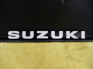 ★スズキ　SUZUKI　エンブレム　白抜き　長さ３０CM　ボンネット等に　アウトドア　ハスラー　ジムニー　中古　カスタム　⑥