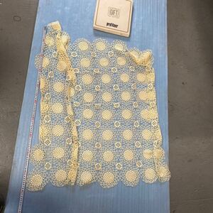 テーブルクロス レースタイプ 花柄 薄黄色 縦約100cm×横約100cm 正方形 可愛い レトロ 食卓 雑貨 レトロ雑貨 シミあり写真6 多分箱違い