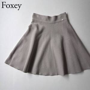 良品 FOXEY BOUTIQUE フォクシーブティック フレアスカート ニットスカート　ロゴプレート ピケニット　グレー レディース