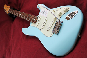 【Fender】Made in Japan Junior Collection Stratocaster Satin Daphne Blue（24インチスケール／Rosewood指板／CTSポット）