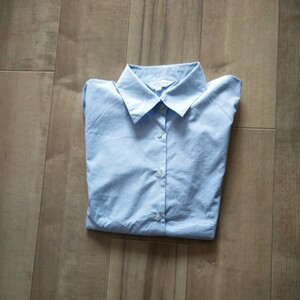中古品 レディースの青色の 長袖衿付きのボタンダウンYシャツ 13号