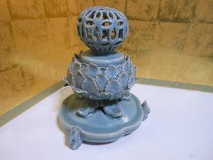 R２４．０１UP-No１３０ 海青青磁香炉 透かし彫り　未使用のようですが、展示長く汚れ有ります