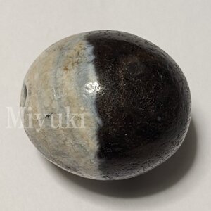 御幸天珠 BA06671 馬蹄痕 黒白天珠 20x18mm 黒から白へ 陰陽 天地 風化紋 白黒天珠