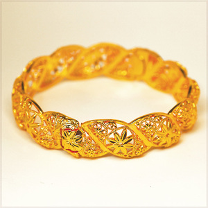 [BANGLE] 24K Gold Plated ゴージャス フラワー 花柄 透かし彫り 彫刻 デザイン ハイクオリティ ゴールド バングル 16xφ70mm 【送料無料】