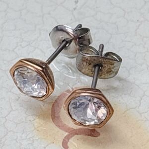 SWAROVSKI ゴールド ピアス クリスタル スワロフスキー 高級ブランド 大人気 シンプル ロゴ 刻印 清楚 アクセサリー パーティー 入学式 