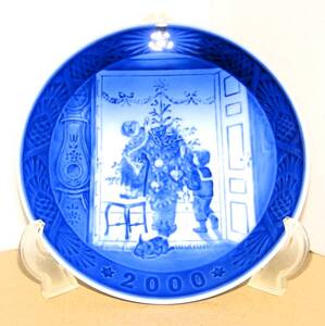 （洋食器・プレート）ROYAL COPENHAGEN イヤープレート2000 Trimming the Tree 一級品 004000002000 直径18㎝ 輸入元希望価格￥16,500円