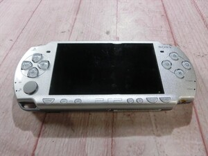 T【4ひ-77】【送料無料】♪SONY ソニー/PSP-2000 本体 シルバー/ゲーム機/ジャンク扱い/※スレ傷・汚れ有