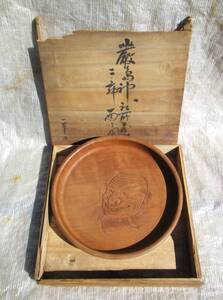 美品・大谷 一翠 刀　宮島彫　厳島神社 所蔵　二の舞面　径：33.6cm　舞楽面　咲図　木地 盆　共箱・売切