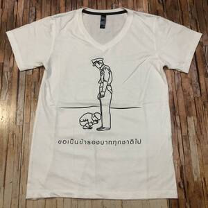 即決・クリックポスト発送・タイで購入した、故ラーマ９世に跪く小さな子供のイラストのＴシャツ・S