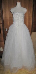 [中古]ふわふわボリューミー プリンセス 　ビーズ付きウェディングドレス (ウエスト実寸約70cm) パニエ一体型 