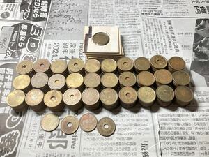 5円黄銅貨幣　議事堂5円　楷書体5円　ゴシック体5円の初期年号のセット　300枚以上　額面1500円分〜　昭和23年から36年まで　古銭　まとめ