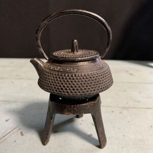 ミニ鉄瓶 飾り 置物 美術品 雑貨 ミニ鉄瓶 コレクション 金属工芸 急須 茶道具 茶器 水滴 書道 五徳 (A-300)