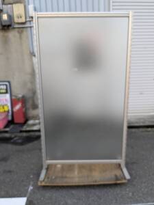 【中古】大阪引取限定　ガラスパーテーション　間仕切り　目隠し　木目調　具　1面タイプ　金具脚　会議室　病院　面談　会食【KTK1F041】